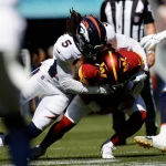 FootballR - NFL - Spiel zwischen den Denver Broncos und den Washington Commanders. Randy Gregory Tackle