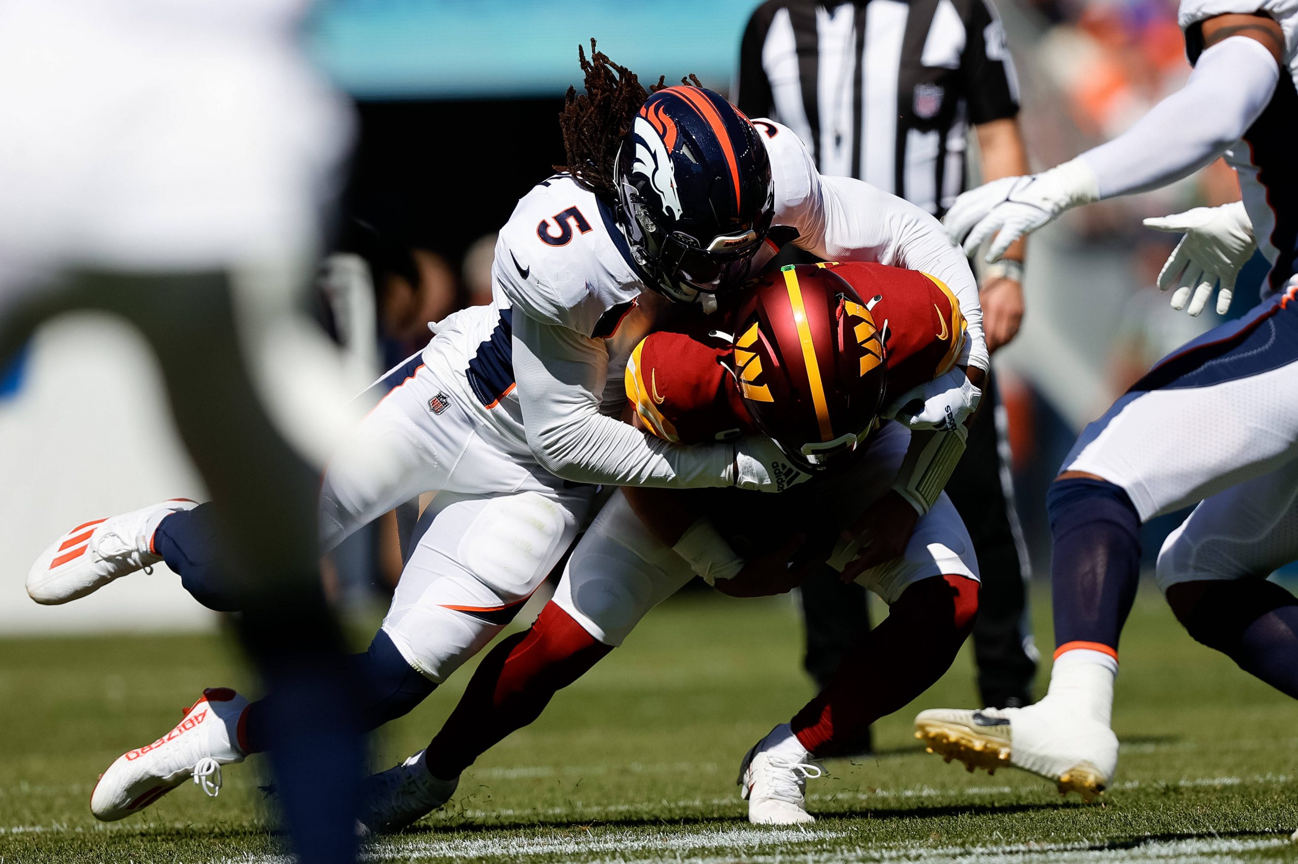 FootballR - NFL - Spiel zwischen den Denver Broncos und den Washington Commanders. Randy Gregory Tackle