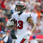 FootballR - NFL - Ein NFL-Spieler der Tampa Bay Buccaneers läuft während eines Spiels mit dem Ball. Im Artikel geht es um mögliche Trades im Rahmen der NFL Trade Deadline.
