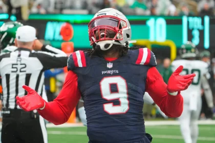 FootballR - NFL - Der Spieler, Matthew Judon, der New England Patriots feiert auf dem Feld seinen Sieg gegen die Dallas Cowboys.