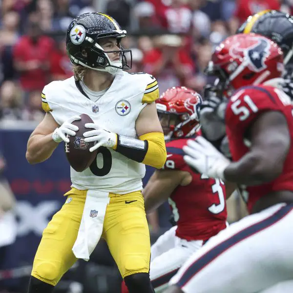 FootballR - NFL - Der Steelers-Quarterback Kenny Pickett hat eine Knieverletzung und verlässt das Feld.