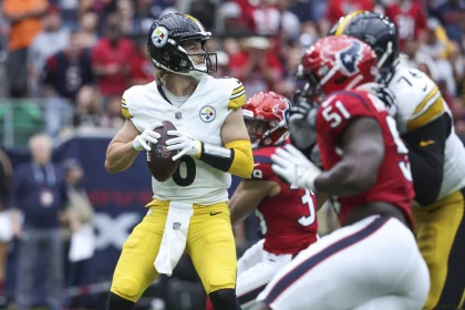 FootballR - NFL - Der Steelers-Quarterback Kenny Pickett hat eine Knieverletzung und verlässt das Feld.