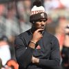 FootballR - NFL - Der Browns-Spieler Deshaun Watson Verletzung trägt eine Mütze.