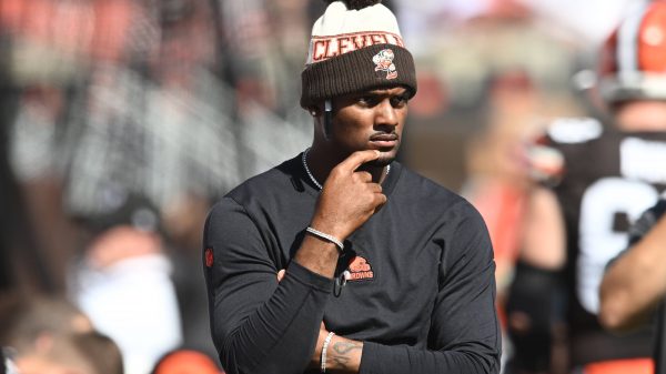 FootballR - NFL - Der Browns-Spieler Deshaun Watson Verletzung trägt eine Mütze.