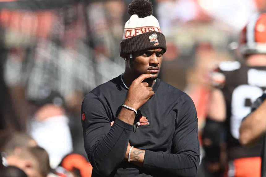 FootballR - NFL - Der Browns-Spieler Deshaun Watson Verletzung trägt eine Mütze.