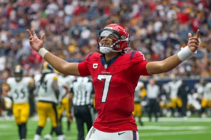 NFL Week 5 Predictions - AFC South - FootballR Fantasy Football - NFL Wild Card - Der aufstrebende Superstar der Houston Texans, C.J. Stroud, feiert während eines Spiels.