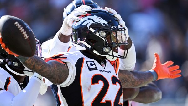 FootballR - NFL - Die Denver Broncos jubeln nach einem Touchdown in der NFL. Safety Kareem Jackson