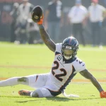 FootballR - NFL - Broncos-Spieler fängt einen Ball auf dem Boden.