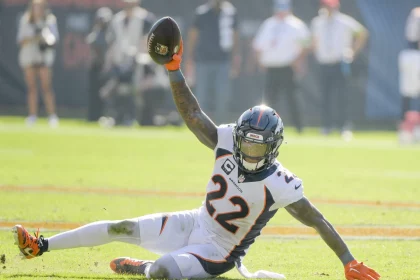 FootballR - NFL - Broncos-Spieler fängt einen Ball auf dem Boden.