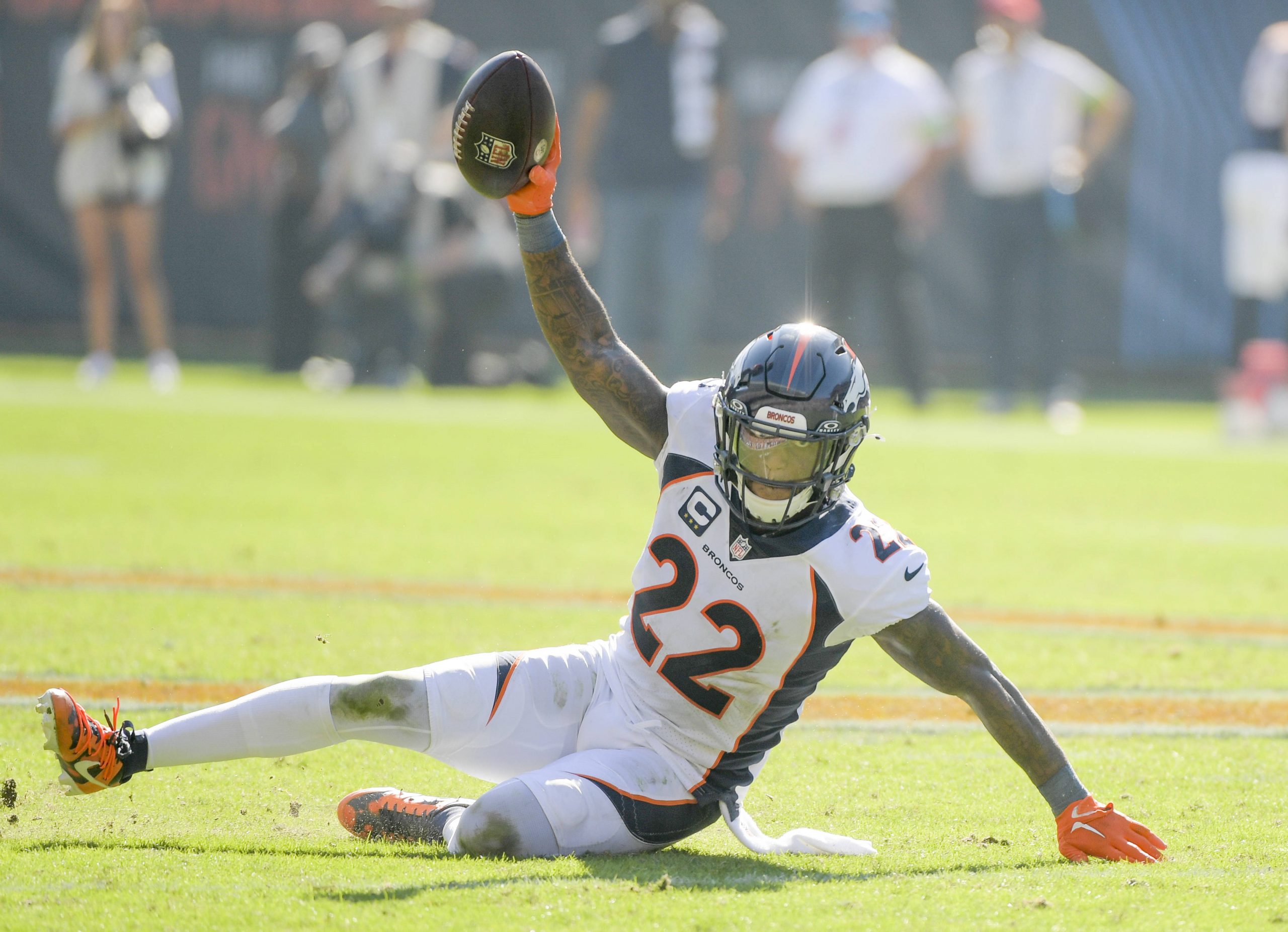 FootballR - NFL - Broncos-Spieler fängt einen Ball auf dem Boden.