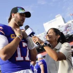 FootballR - NFL - Eine Frau unterhält sich während des MVP-Rennens in der NFL mit Allen und Tagovailoa auf dem Spielfeld.