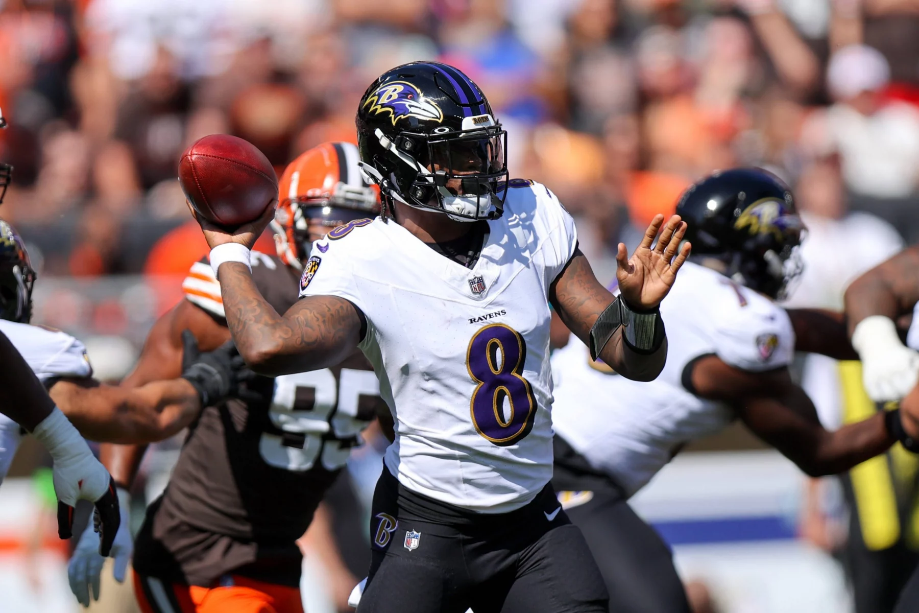 FootballR - NFL MVP - Lamar Jackson und die Baltimore Ravens spielen gegen die Cleveland Browns.