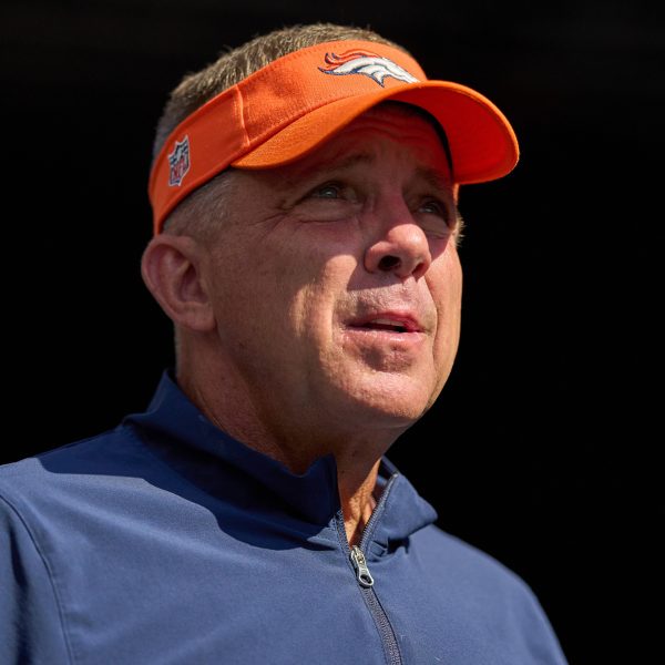 FootballR - NFL - Ein NFL-Trainer mit orangefarbenem Hut, Sean Payton, führt die Broncos zum Sieg gegen die Bears.