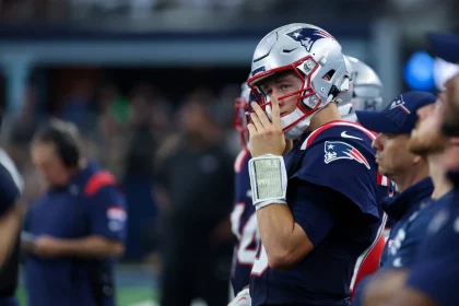 FootballR - NFL - Der Quarterback der Patriots, Mac Jones, sitzt auf der Bank, bleibt aber der Starter.