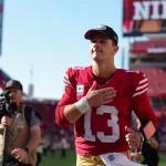 San Francisco 49ers Quarterback Brock Purdy steht nach einer Gehirnerschütterung wieder am Feld.
