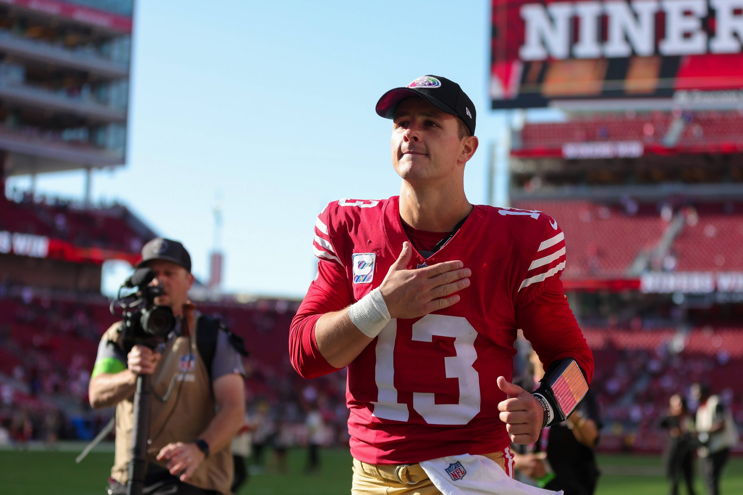 San Francisco 49ers Quarterback Brock Purdy steht nach einer Gehirnerschütterung wieder am Feld.