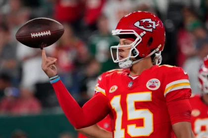 FootballR - RTL NFL 2024 - Woche 2 - DAZN NFL Programm Woche 8 - Ein Footballspieler der Kansas City Chiefs, Patrick Mahomes, stellt den NFL-Rekord für die schnellsten 200 Touchdown-Pässe auf. RTL Woche 9