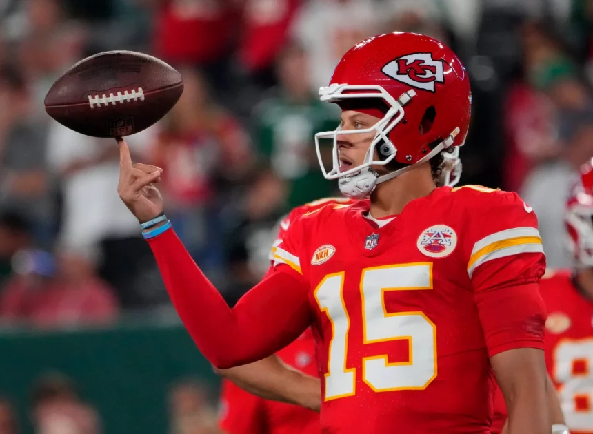 FootballR - RTL NFL 2024 - Woche 2 - DAZN NFL Programm Woche 8 - Ein Footballspieler der Kansas City Chiefs, Patrick Mahomes, stellt den NFL-Rekord für die schnellsten 200 Touchdown-Pässe auf. RTL Woche 9