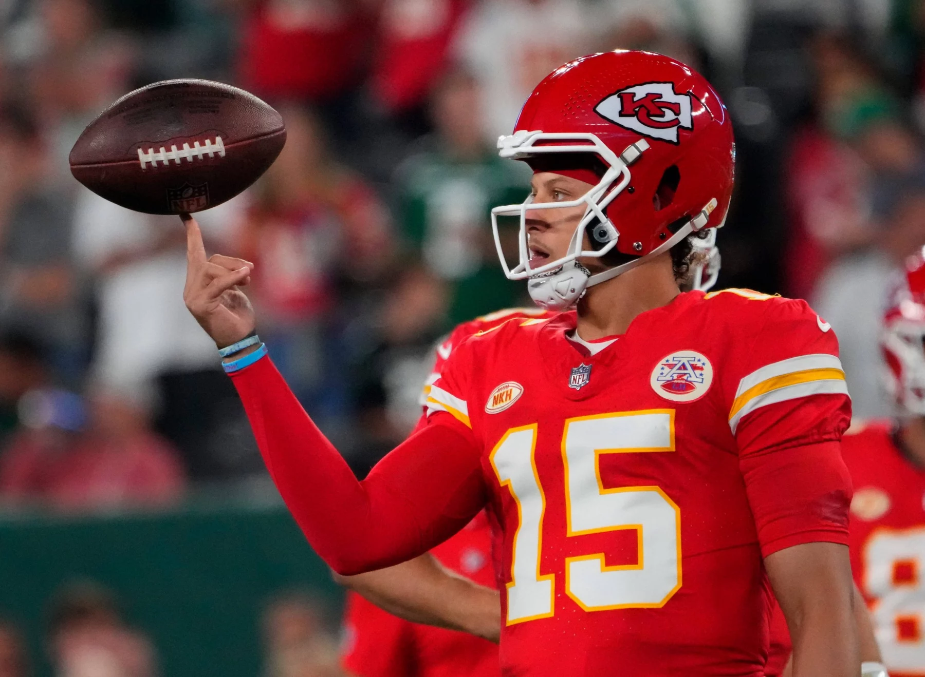 FootballR - RTL NFL 2024 - Woche 2 - DAZN NFL Programm Woche 8 - Ein Footballspieler der Kansas City Chiefs, Patrick Mahomes, stellt den NFL-Rekord für die schnellsten 200 Touchdown-Pässe auf. RTL Woche 9