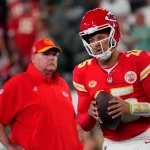 FootballR - NFL - Ein Footballspieler der Kansas City Chiefs, Patrick Mahomes, hält einen Football in der Hand.