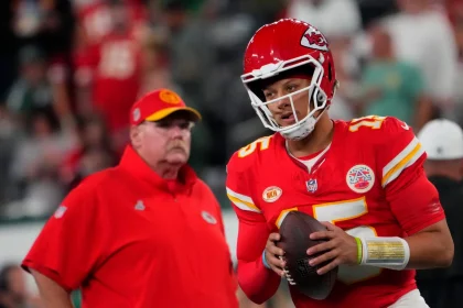 FootballR - NFL - Ein Footballspieler der Kansas City Chiefs, Patrick Mahomes, hält einen Football in der Hand.