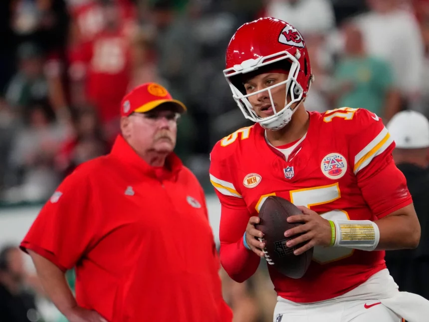 FootballR - NFL - Ein Footballspieler der Kansas City Chiefs, Patrick Mahomes, hält einen Football in der Hand.