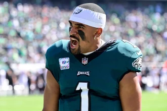 Jalen Hurts ruft in einem Trikot der Philadelphia Eagles während eines NFL-Spiels.