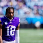 FootballR - NFL - Minnesota Vikings-Footballspieler steht auf dem Spielfeld.