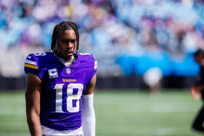 FootballR - NFL - Minnesota Vikings-Footballspieler steht auf dem Spielfeld.
