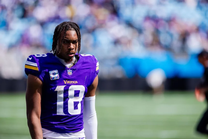 FootballR - NFL - Minnesota Vikings-Footballspieler steht auf dem Spielfeld.