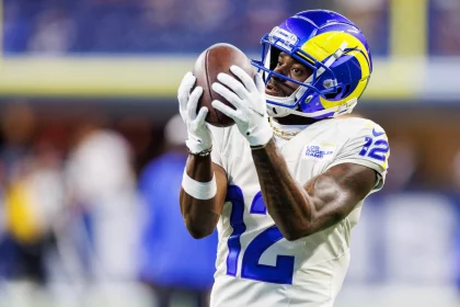 FootballR - NFL - Rams-Spieler Van Jefferson fängt Ball.