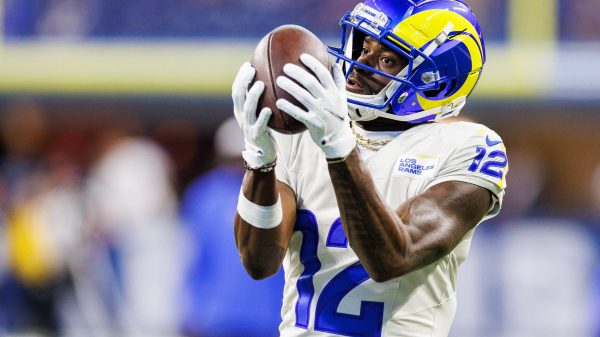 FootballR - NFL - Rams-Spieler Van Jefferson fängt Ball.