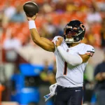 FootballR - NFL - Der Quarterback der Chicago Bears wirft den Ball während eines Spiels. Justin Fields