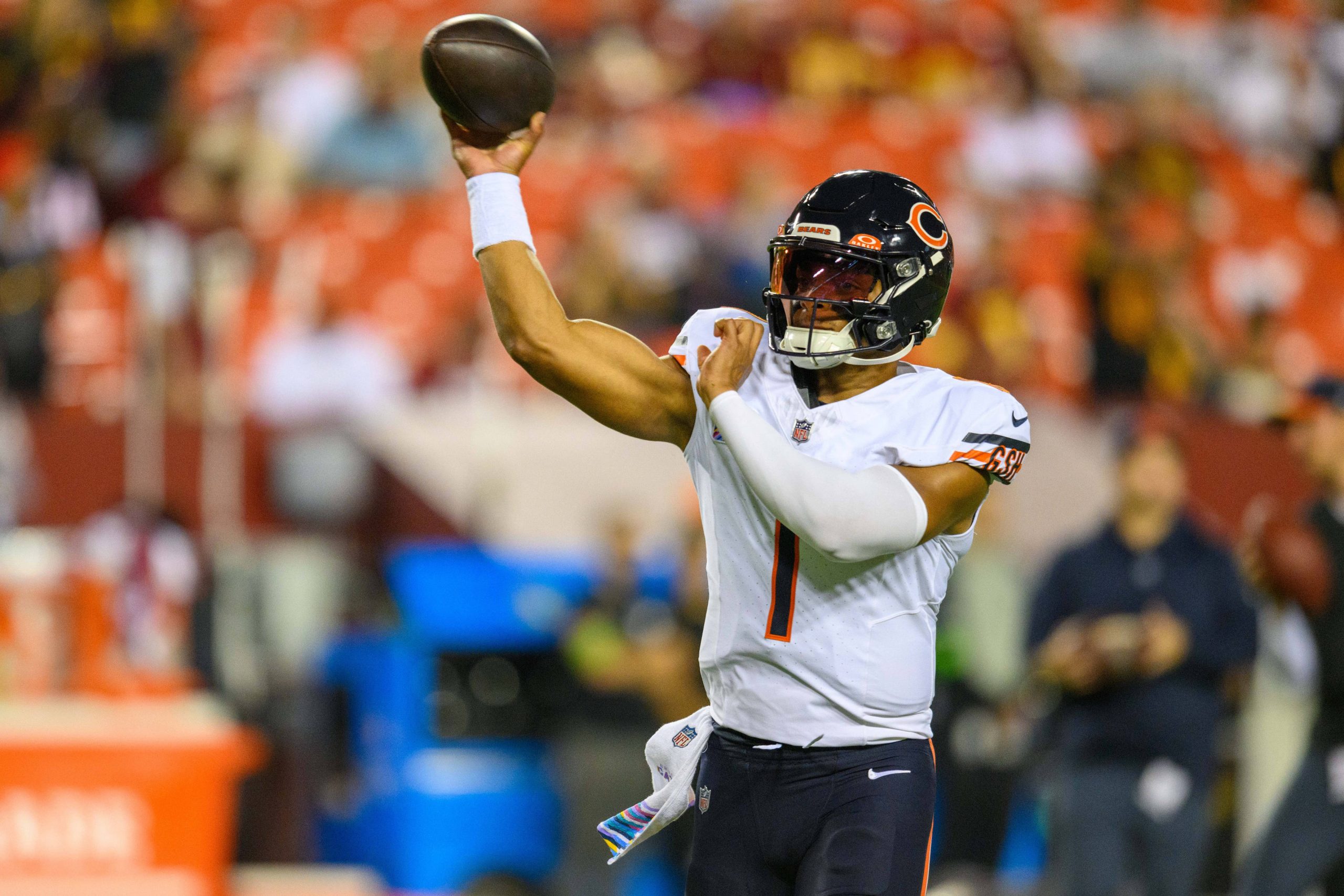 FootballR - NFL - Der Quarterback der Chicago Bears wirft den Ball während eines Spiels. Justin Fields