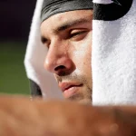 FootballR - NFL - Ein Footballspieler, Matt Milano, erleidet eine Bein- und Knieverletzung.