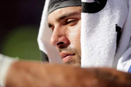 FootballR - NFL - Ein Footballspieler, Matt Milano, erleidet eine Bein- und Knieverletzung.