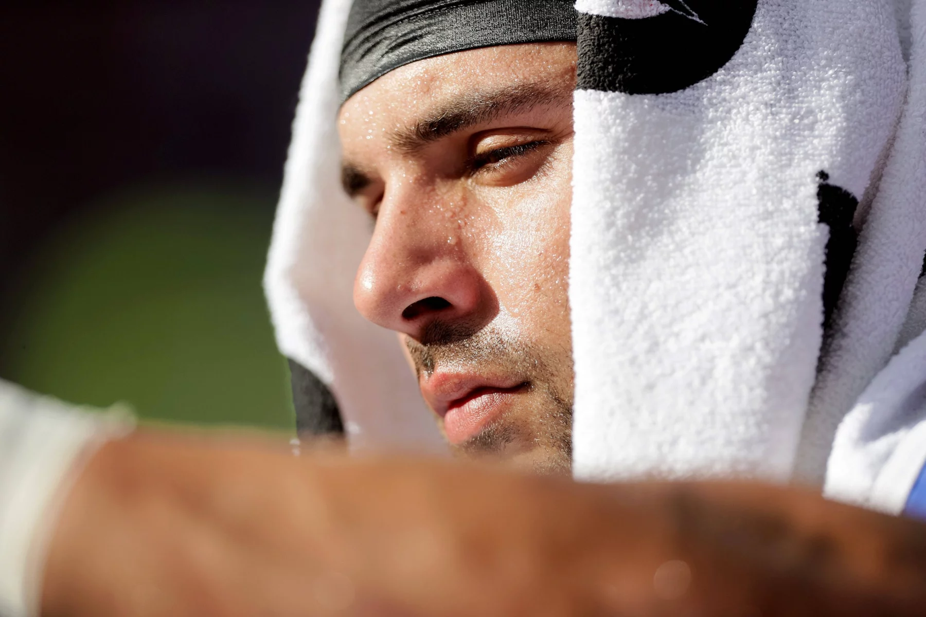 FootballR - NFL - Ein Footballspieler, Matt Milano, erleidet eine Bein- und Knieverletzung.