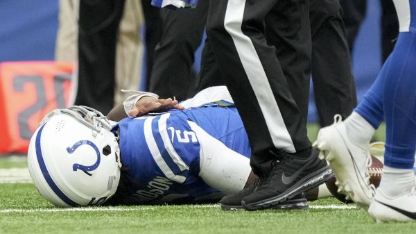 FootballR - NFL - Ein Spieler der Indianapolis Colts liegt verletzt am Boden. Anthony Richardson