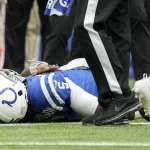 FootballR - NFL - Ein Spieler der Indianapolis Colts liegt verletzt am Boden. Anthony Richardson