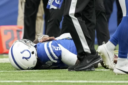 FootballR - NFL - Ein Spieler der Indianapolis Colts liegt verletzt am Boden. Anthony Richardson