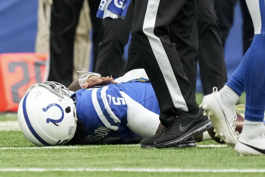 FootballR - NFL - Ein Spieler der Indianapolis Colts liegt verletzt am Boden. Anthony Richardson