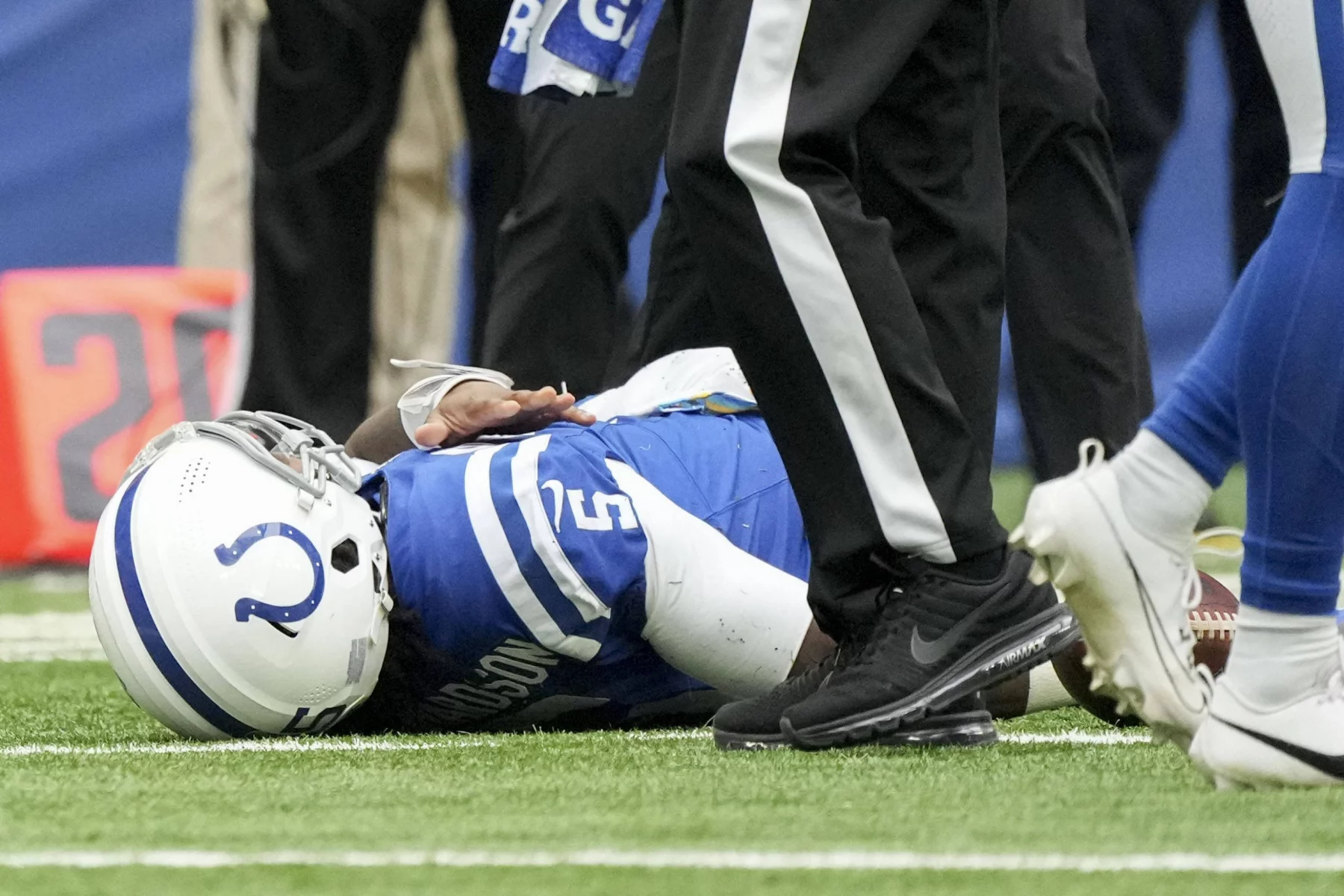 FootballR - NFL - Ein Spieler der Indianapolis Colts liegt verletzt am Boden. Anthony Richardson