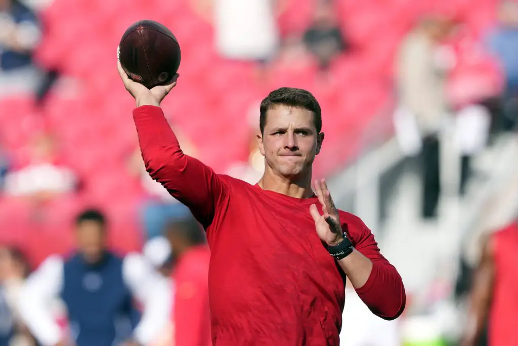 49ers Quarterback Brock Purdy treiniert am Feld, während er sich nach einer Gehirnerschütterung noch im Concussion Protocol befindet.