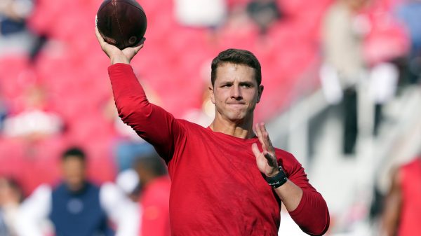 49ers Quarterback Brock Purdy treiniert am Feld, während er sich nach einer Gehirnerschütterung noch im Concussion Protocol befindet.
