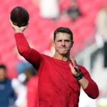 49ers Quarterback Brock Purdy treiniert am Feld, während er sich nach einer Gehirnerschütterung noch im Concussion Protocol befindet.