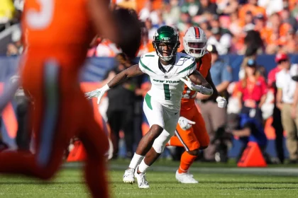 FootballR - NFL - Jets Cornerback Sauce Gardner läuft im Spiel gegen die Broncos