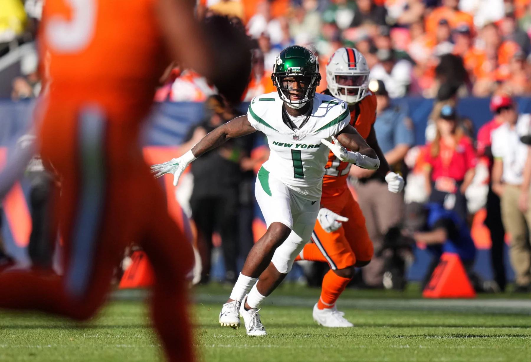 FootballR - NFL - Jets Cornerback Sauce Gardner läuft im Spiel gegen die Broncos