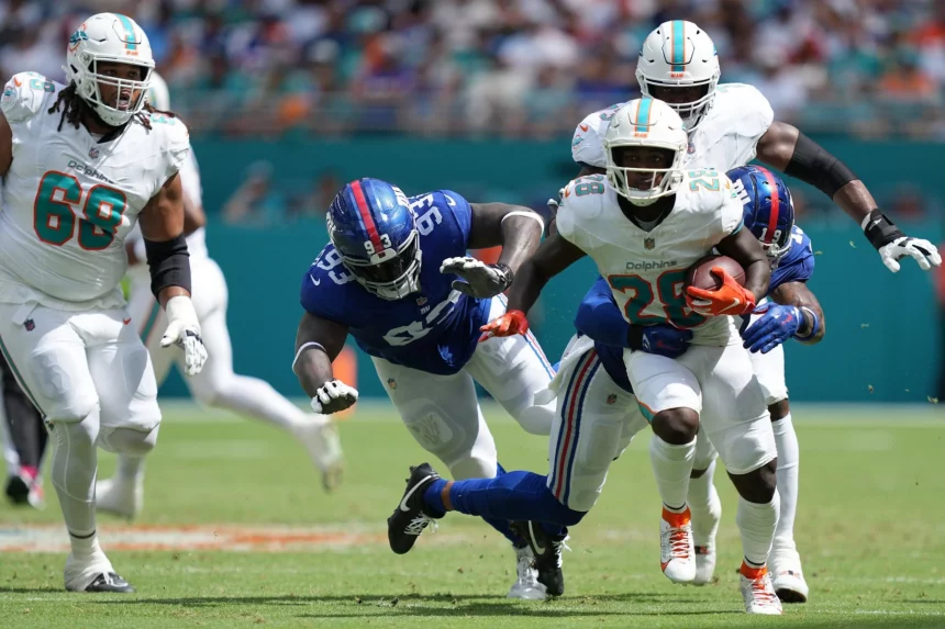FootballR - NFL - NFL Miami Dolphins vs. New York Giants – Rookie Running Back De'Von Achane - Verletzung bereitet den Dolphins Sorgen.