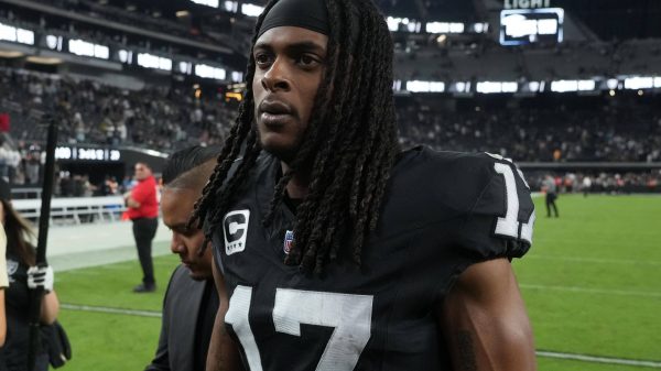 FootballR - NFL - Ein Footballspieler mit Dreadlocks steht auf dem Spielfeld der Las Vegas Raiders. Davante Adams