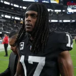 FootballR - NFL - Ein Footballspieler mit Dreadlocks steht auf dem Spielfeld der Las Vegas Raiders. Davante Adams